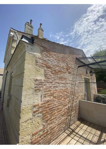 Maison Bourgeoise en Pierre avec Piscine au Coeur de Parempuyre