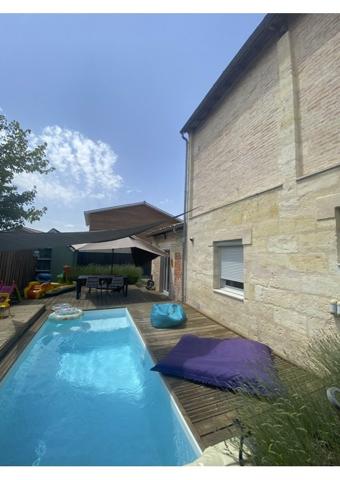 Maison Bourgeoise en Pierre avec Piscine au Coeur de Parempuyre