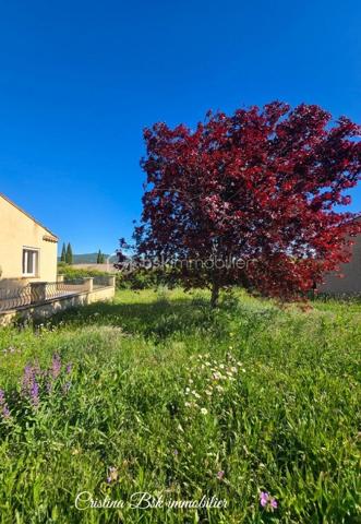 En exclusivité : Découvrez cette maison individuelle familiale, baignée de soleil du matin au soir, alliant espace, confort et tranquillité dans un lotissement paisible, ce bien offre un fort potentiel d’aménagement et de valorisation.
Caractéristiques principales :
•	Surface habitable : 104 m² sur deux demi-niveaux
•	Bel espace de vie lumineux avec cuisine ouverte donnant sur une grande terrasse
•	3 chambres, avec WC à chaque niveau
•	Grand garage 50 M² en rez-de-jardin
•	Terrain de 850 m² entourant la maison
•	Orientation plein sud : profitez du soleil toute la journée
•	Quartier tranquille et résidentiel

Atouts supplémentaires :
•       Eau du canal
•       Arrosage  automatique
•       Terrain piscinable permettant d’imaginer un bel espace de vie extérieur.
•       Un grand garage complète ce bien avec un fort potentiel d’aménagement : 
surface supplémentaire idéale pour la création d’un studio indépendant, d’un espace professionnel pour activité libérale ou d’un atelier.
•	Parfaite pour une famille ou un projet d’investissement
•	Proche des commodités et des principaux axes routiers A51 ( 5 minutes).

Dossier complet disponible sur demande.
💰 Prix : 274 500 € (Honoraires d’agence à la charge de l’acquéreur). 
📞 Contactez-moi dès maintenant pour organiser une visite et découvrir ce bien au 07 88 88 94 07.

#immobilier #peyruis #maisonavendre #alpesdehauteprovence #manosque #villa #investissementimmobilier