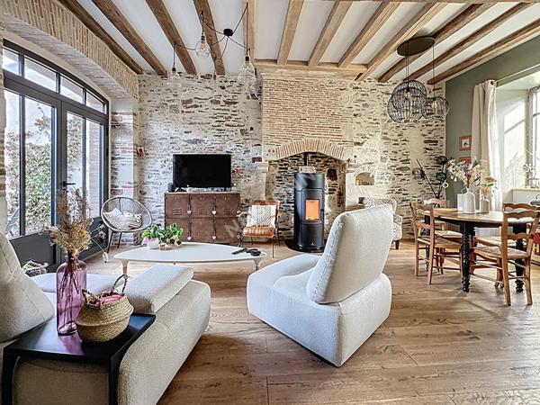 Maison en pierres à vendre à Ancenis-Saint-Géréon - Centre historique : 4 chambres, cour intérieur, rénovation de qualité.