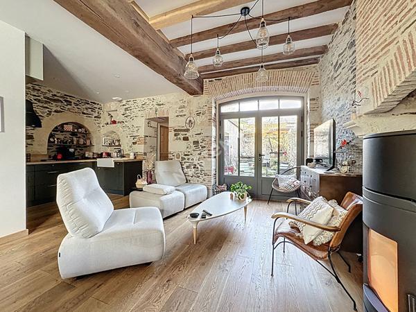 Maison en pierres à vendre à Ancenis-Saint-Géréon - Centre historique : 4 chambres, cour intérieur, rénovation de qualité.