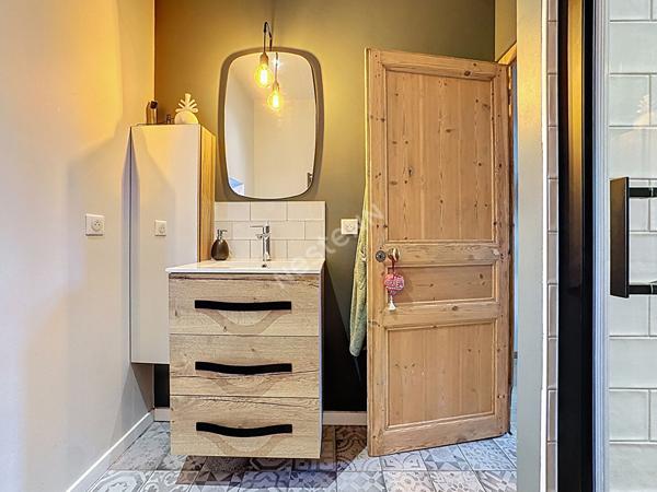 Maison en pierres à vendre à Ancenis-Saint-Géréon - Centre historique : 4 chambres, cour intérieur, rénovation de qualité.