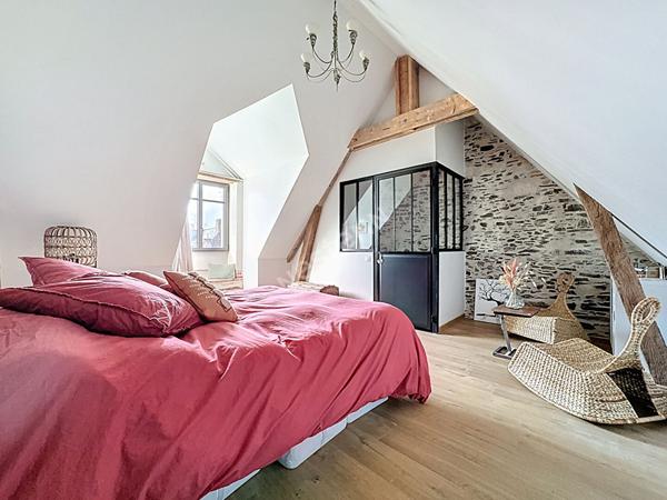 Maison en pierres à vendre à Ancenis-Saint-Géréon - Centre historique : 4 chambres, cour intérieur, rénovation de qualité.