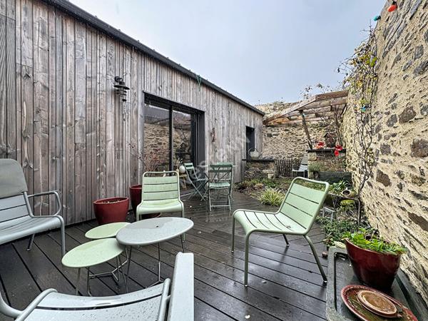 Maison en pierres à vendre à Ancenis-Saint-Géréon - Centre historique : 4 chambres, cour intérieur, rénovation de qualité.