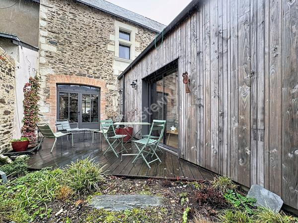 Maison en pierres à vendre à Ancenis-Saint-Géréon - Centre historique : 4 chambres, cour intérieur, rénovation de qualité.