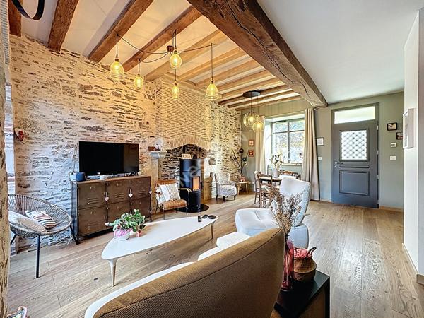 Maison en pierres à vendre à Ancenis-Saint-Géréon - Centre historique : 4 chambres, cour intérieur, rénovation de qualité.