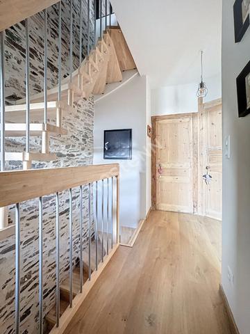 Maison en pierres à vendre à Ancenis-Saint-Géréon - Centre historique : 4 chambres, cour intérieur, rénovation de qualité.