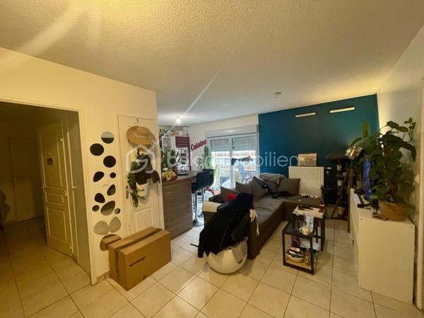 Vous recherchez un placement immobilier sécurisé, avec un locataire déjà en place ? Ne cherchez plus.

Cet appartement T3 de 60,30 m² (loi Carrez), idéalement situé à Bron, vendu occupé constitue une solution d'investissement immédiatement rentable, sans période de vacance locative.
Implanté au 4ème et dernier étage d'une résidence de 2012, ce bien bénéficie d'une excellente exposition, d'une luminosité optimale toute la journée et d'un environnement calme et résidentiel, particulièrement apprécié des locataires.

Le bien se compose d'un spacieux séjour lumineux, une cuisine ouverte, 2 salles de bains fonctionnel ainsi qu'un balcon pour les moments de détente.
Un emplacement de parking est aussi inclus.

Une opportunité rare à ne pas manquer !

Contactez Loris de LEMPIRE pour plus d'informations.