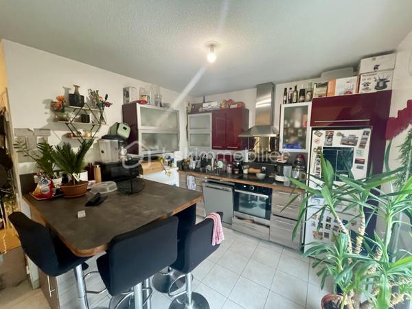 Vous recherchez un placement immobilier sécurisé, avec un locataire déjà en place ? Ne cherchez plus.

Cet appartement T3 de 60,30 m² (loi Carrez), idéalement situé à Bron, vendu occupé constitue une solution d'investissement immédiatement rentable, sans période de vacance locative.
Implanté au 4ème et dernier étage d'une résidence de 2012, ce bien bénéficie d'une excellente exposition, d'une luminosité optimale toute la journée et d'un environnement calme et résidentiel, particulièrement apprécié des locataires.

Le bien se compose d'un spacieux séjour lumineux, une cuisine ouverte, 2 salles de bains fonctionnel ainsi qu'un balcon pour les moments de détente.
Un emplacement de parking est aussi inclus.

Une opportunité rare à ne pas manquer !

Contactez Loris de LEMPIRE pour plus d'informations.