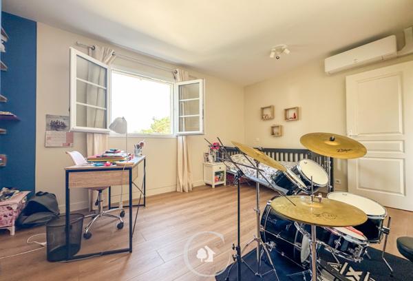 Carignan-de-Bordeaux (33360) MAISON T6 - 5 CHAMBRES - BUREAU INDEPENDANT - PISCINE CHAUFEE