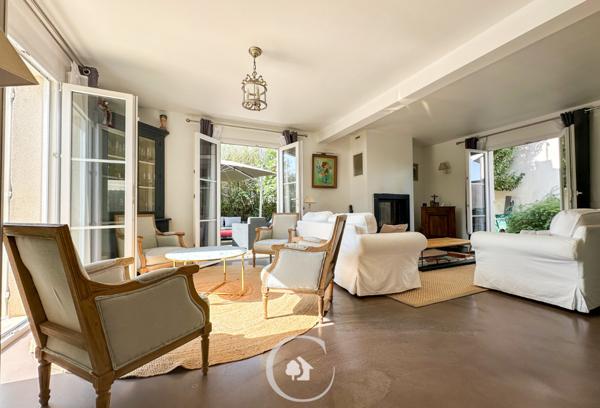 Carignan-de-Bordeaux (33360) MAISON T6 - 5 CHAMBRES - BUREAU INDEPENDANT - PISCINE CHAUFEE