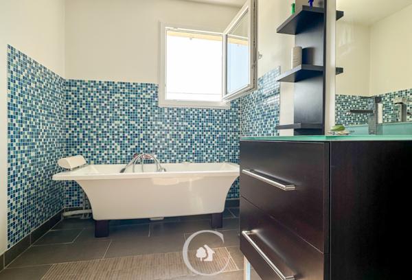 Carignan-de-Bordeaux (33360) MAISON T6 - 5 CHAMBRES - BUREAU INDEPENDANT - PISCINE CHAUFEE