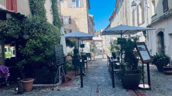 Dpt (83), à vendre Restaurant Murs et Fonds de commerce au coeur d'un village du Var Pays de Fayence