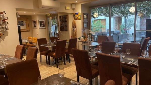 Dpt (83), à vendre Restaurant Murs et Fonds de commerce au coeur d'un village du Var Pays de Fayence