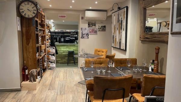 Dpt (83), à vendre Restaurant Murs et Fonds de commerce au coeur d'un village du Var Pays de Fayence