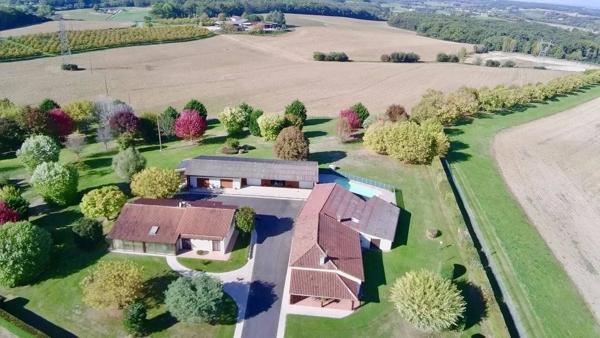 À Vendre – Maison de Plain-Pied avec Gîte Indépendant, Piscine et Parc Arboré sur 12 ha
