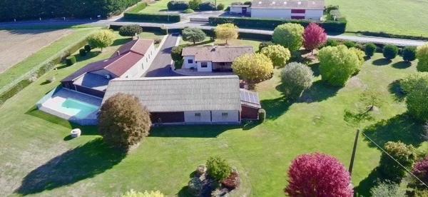 À Vendre – Maison de Plain-Pied avec Gîte Indépendant, Piscine et Parc Arboré sur 12 ha