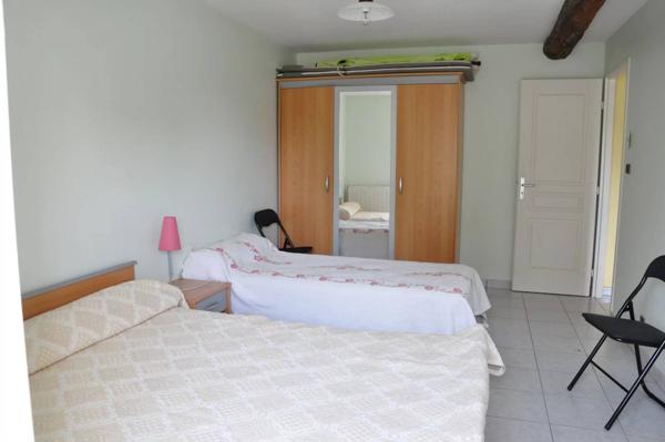 À Vendre – Maison de Plain-Pied avec Gîte Indépendant, Piscine et Parc Arboré sur 12 ha