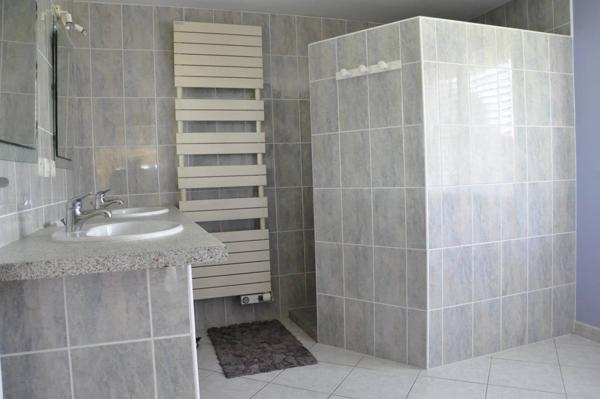 À Vendre – Maison de Plain-Pied avec Gîte Indépendant, Piscine et Parc Arboré sur 12 ha