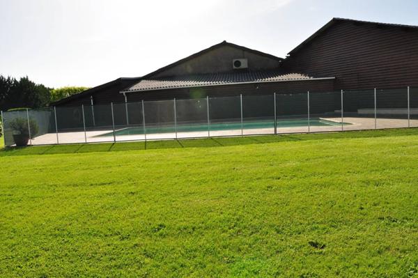 À Vendre – Maison de Plain-Pied avec Gîte Indépendant, Piscine et Parc Arboré sur 12 ha