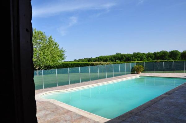 À Vendre – Maison de Plain-Pied avec Gîte Indépendant, Piscine et Parc Arboré sur 12 ha