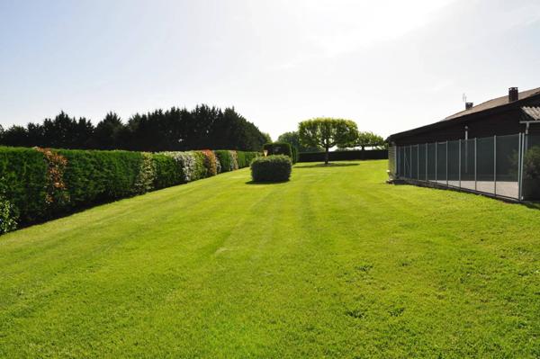 À Vendre – Maison de Plain-Pied avec Gîte Indépendant, Piscine et Parc Arboré sur 12 ha