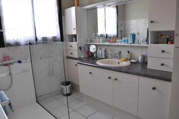 À Vendre – Maison de Plain-Pied avec Gîte Indépendant, Piscine et Parc Arboré sur 12 ha