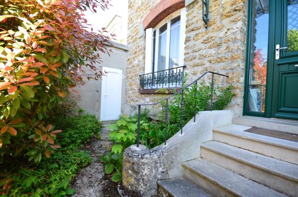 CHATEAU THIERRY (02)  à vendre Belle maison en meulière de 7 pièces