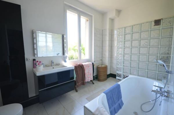 CHATEAU THIERRY (02)  à vendre Belle maison en meulière de 7 pièces