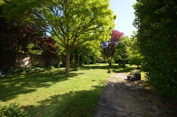 CHATEAU THIERRY (02)  à vendre Belle maison en meulière de 7 pièces
