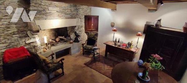 Au coeur du petit village de  caractère, jolie maison en pierre rénovée, sur 3 niveaux comprena...