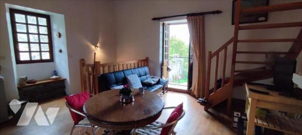 Au coeur du petit village de  caractère, jolie maison en pierre rénovée, sur 3 niveaux comprena...