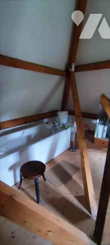 Au coeur du petit village de  caractère, jolie maison en pierre rénovée, sur 3 niveaux comprena...