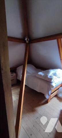 Au coeur du petit village de  caractère, jolie maison en pierre rénovée, sur 3 niveaux comprena...