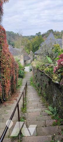 Au coeur du petit village de  caractère, jolie maison en pierre rénovée, sur 3 niveaux comprena...