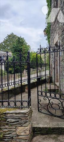 Au coeur du petit village de  caractère, jolie maison en pierre rénovée, sur 3 niveaux comprena...