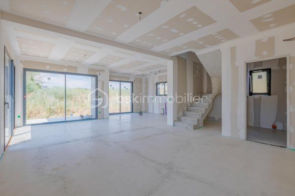 Découvrez cette magnifique maison mitoyenne contemporaine, idéalement située au fond d'une impasse, dans un environnement résidentiel calme et recherché.

Actuellement en cours d'achèvement, cette maison offre une opportunité rare d'emménager dès cet automne dans un bien neuf aux prestations haut de gamme.

Répartie sur un rez-de-chaussée et un étage, elle propose environ 135 m² habitables pensés par un architecte afin d'optimiser chaque espace et de créer des volumes généreux et fonctionnels.
Elle se compose de 3 chambres, dont une véritable suite parentale avec son dressing et sa salle d'eau privative. De grands espaces de vie, particulièrement lumineux grâce à de grandes baies vitrées qui bénéficient d'une hauteur sous plafond supérieure à 2,70 m, apportant une sensation d'espace et un confort de vie. D'un cellier, une buanderie et un grand bureau.

Implantée sur un terrain de 440 m², la maison dispose d'une entrée privative, d'un garage de 25 m², d'une terrasse ainsi que d'un balcon à l'étage. Les extérieurs, sans vis-à-vis, vous permettront de profiter pleinement des beaux jours en toute intimité.
Les prestations ont été soigneusement sélectionnées pour répondre aux attentes et sera livrée avec :

Carrelage grand format 120 × 120 cm.
Chauffage au sol.
Climatisation réversible.
Grandes baies vitrées.
Finitions haut standing.
Matériaux de qualité.

Enfin, vous aurez la possibilité de personnaliser votre cuisine, afin de créer un intérieur à votre image.
Une réalisation alliant architecture contemporaine, confort, élégance et prestations premium, idéale pour les acquéreurs à la recherche d'un bien d'exception dans un cadre de vie paisible.
Contactez-nous dès aujourd'hui pour obtenir davantage d'informations sur ce projet et découvrir cette future maison d'exception.