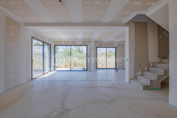 Découvrez cette magnifique maison mitoyenne contemporaine, idéalement située au fond d'une impasse, dans un environnement résidentiel calme et recherché.

Actuellement en cours d'achèvement, cette maison offre une opportunité rare d'emménager dès cet automne dans un bien neuf aux prestations haut de gamme.

Répartie sur un rez-de-chaussée et un étage, elle propose environ 135 m² habitables pensés par un architecte afin d'optimiser chaque espace et de créer des volumes généreux et fonctionnels.
Elle se compose de 3 chambres, dont une véritable suite parentale avec son dressing et sa salle d'eau privative. De grands espaces de vie, particulièrement lumineux grâce à de grandes baies vitrées qui bénéficient d'une hauteur sous plafond supérieure à 2,70 m, apportant une sensation d'espace et un confort de vie. D'un cellier, une buanderie et un grand bureau.

Implantée sur un terrain de 440 m², la maison dispose d'une entrée privative, d'un garage de 25 m², d'une terrasse ainsi que d'un balcon à l'étage. Les extérieurs, sans vis-à-vis, vous permettront de profiter pleinement des beaux jours en toute intimité.
Les prestations ont été soigneusement sélectionnées pour répondre aux attentes et sera livrée avec :

Carrelage grand format 120 × 120 cm.
Chauffage au sol.
Climatisation réversible.
Grandes baies vitrées.
Finitions haut standing.
Matériaux de qualité.

Enfin, vous aurez la possibilité de personnaliser votre cuisine, afin de créer un intérieur à votre image.
Une réalisation alliant architecture contemporaine, confort, élégance et prestations premium, idéale pour les acquéreurs à la recherche d'un bien d'exception dans un cadre de vie paisible.
Contactez-nous dès aujourd'hui pour obtenir davantage d'informations sur ce projet et découvrir cette future maison d'exception.