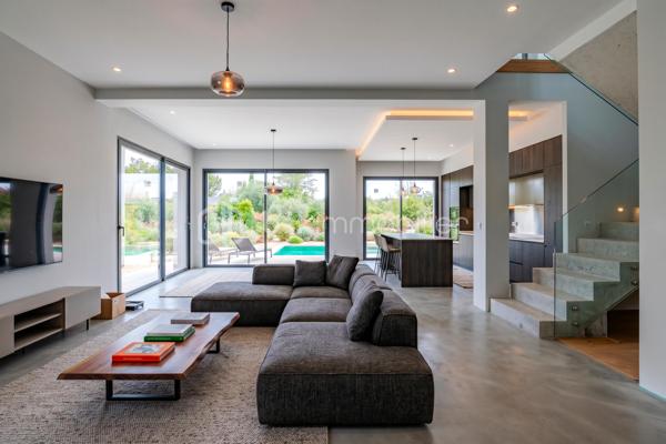 Découvrez cette magnifique maison mitoyenne contemporaine, idéalement située au fond d'une impasse, dans un environnement résidentiel calme et recherché.

Actuellement en cours d'achèvement, cette maison offre une opportunité rare d'emménager dès cet automne dans un bien neuf aux prestations haut de gamme.

Répartie sur un rez-de-chaussée et un étage, elle propose environ 135 m² habitables pensés par un architecte afin d'optimiser chaque espace et de créer des volumes généreux et fonctionnels.
Elle se compose de 3 chambres, dont une véritable suite parentale avec son dressing et sa salle d'eau privative. De grands espaces de vie, particulièrement lumineux grâce à de grandes baies vitrées qui bénéficient d'une hauteur sous plafond supérieure à 2,70 m, apportant une sensation d'espace et un confort de vie. D'un cellier, une buanderie et un grand bureau.

Implantée sur un terrain de 440 m², la maison dispose d'une entrée privative, d'un garage de 25 m², d'une terrasse ainsi que d'un balcon à l'étage. Les extérieurs, sans vis-à-vis, vous permettront de profiter pleinement des beaux jours en toute intimité.
Les prestations ont été soigneusement sélectionnées pour répondre aux attentes et sera livrée avec :

Carrelage grand format 120 × 120 cm.
Chauffage au sol.
Climatisation réversible.
Grandes baies vitrées.
Finitions haut standing.
Matériaux de qualité.

Enfin, vous aurez la possibilité de personnaliser votre cuisine, afin de créer un intérieur à votre image.
Une réalisation alliant architecture contemporaine, confort, élégance et prestations premium, idéale pour les acquéreurs à la recherche d'un bien d'exception dans un cadre de vie paisible.
Contactez-nous dès aujourd'hui pour obtenir davantage d'informations sur ce projet et découvrir cette future maison d'exception.