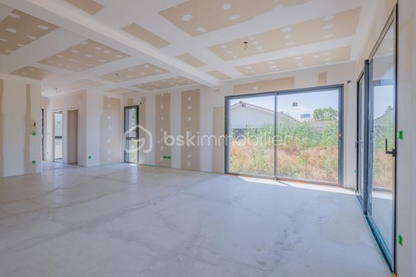 Découvrez cette magnifique maison mitoyenne contemporaine, idéalement située au fond d'une impasse, dans un environnement résidentiel calme et recherché.

Actuellement en cours d'achèvement, cette maison offre une opportunité rare d'emménager dès cet automne dans un bien neuf aux prestations haut de gamme.

Répartie sur un rez-de-chaussée et un étage, elle propose environ 135 m² habitables pensés par un architecte afin d'optimiser chaque espace et de créer des volumes généreux et fonctionnels.
Elle se compose de 3 chambres, dont une véritable suite parentale avec son dressing et sa salle d'eau privative. De grands espaces de vie, particulièrement lumineux grâce à de grandes baies vitrées qui bénéficient d'une hauteur sous plafond supérieure à 2,70 m, apportant une sensation d'espace et un confort de vie. D'un cellier, une buanderie et un grand bureau.

Implantée sur un terrain de 440 m², la maison dispose d'une entrée privative, d'un garage de 25 m², d'une terrasse ainsi que d'un balcon à l'étage. Les extérieurs, sans vis-à-vis, vous permettront de profiter pleinement des beaux jours en toute intimité.
Les prestations ont été soigneusement sélectionnées pour répondre aux attentes et sera livrée avec :

Carrelage grand format 120 × 120 cm.
Chauffage au sol.
Climatisation réversible.
Grandes baies vitrées.
Finitions haut standing.
Matériaux de qualité.

Enfin, vous aurez la possibilité de personnaliser votre cuisine, afin de créer un intérieur à votre image.
Une réalisation alliant architecture contemporaine, confort, élégance et prestations premium, idéale pour les acquéreurs à la recherche d'un bien d'exception dans un cadre de vie paisible.
Contactez-nous dès aujourd'hui pour obtenir davantage d'informations sur ce projet et découvrir cette future maison d'exception.