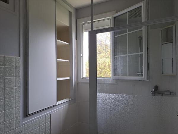 pavillon très lumineux sur sous sol  de 100m²  avec 3 chambres