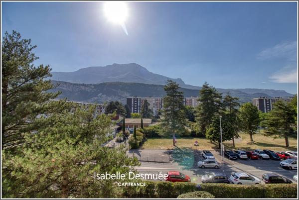 EXCLUSIVITÉ – T4 traversant de 78,3 m² avec balcon, vue sur les massifs et résidence sécurisée