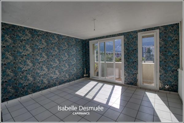 EXCLUSIVITÉ – T4 traversant de 78,3 m² avec balcon, vue sur les massifs et résidence sécurisée