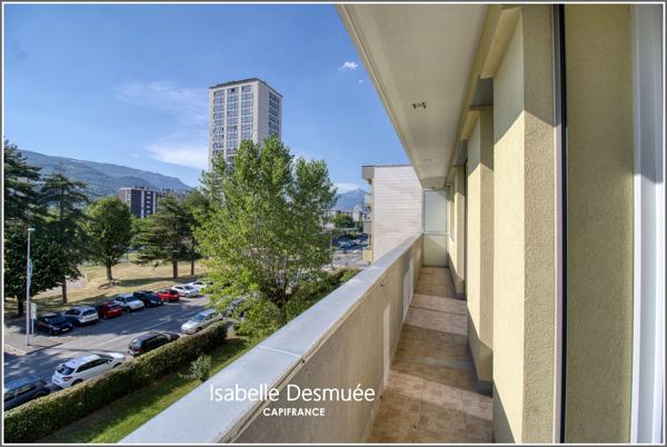 EXCLUSIVITÉ – T4 traversant de 78,3 m² avec balcon, vue sur les massifs et résidence sécurisée