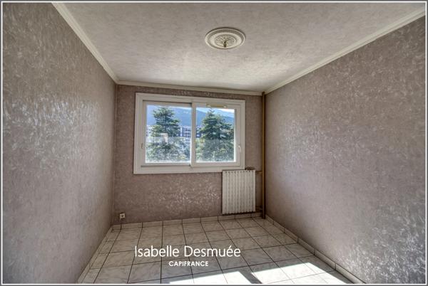 EXCLUSIVITÉ – T4 traversant de 78,3 m² avec balcon, vue sur les massifs et résidence sécurisée