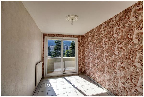 EXCLUSIVITÉ – T4 traversant de 78,3 m² avec balcon, vue sur les massifs et résidence sécurisée