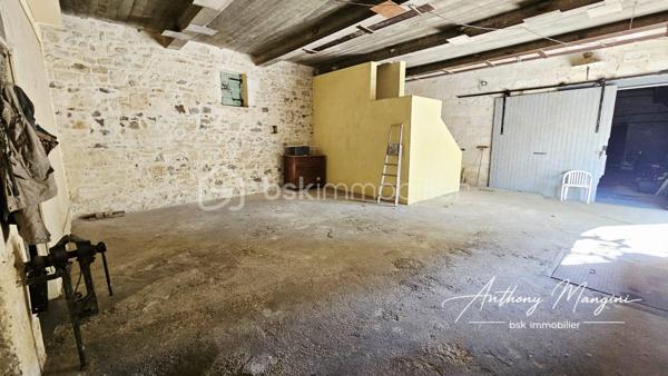 À découvrir sur le secteur de Saint-Gilles, ce magnifique mas en pierre datant de 1860 allie le charme de l'ancien à de généreux volumes. Édifié sur une parcelle de 2 157 m² exposée plein sud, il séduira les amateurs de biens authentiques en quête d'un lieu de vie plein de caractère.

La partie habitation, construite en 1948, développe environ 113 m² habitables. Elle comprend une cuisine indépendante, un salon chaleureux et lumineux avec ses pierres apparentes, deux chambres avec placards, une salle d'eau avec WC ainsi qu'une buanderie avec ancien lavoir. Le confort est assuré par un poêle à granulés et deux climatisations réversibles.

Dans le prolongement de l'habitation, une remise attenante d'environ 64 m², faisant office de garage et équipée d'une porte motorisée, dessert également une pièce ayant autrefois servi d'écurie.

L'ensemble se poursuit par un ancien chai ayant conservé ses six cuves à vin en béton d'origine. Au-dessus de la remise, un plateau d'environ 100 m², doté de nombreuses ouvertures, offre un vaste espace lumineux à aménager selon vos projets. Depuis celui-ci, un escalier mène à une remarquable pièce de 46 m², édifiée au-dessus du chai, baignée de lumière et sublimée par ses poutres apparentes. Un grand appentis complète harmonieusement la propriété.

À l'extérieur, vous profiterez d'un vaste espace de stationnement ainsi que d'un grand jardin clos, ensoleillé et agrémenté d'une terrasse.

Toiture refaite en 2017, menuiseries bois à double vitrage, exposition plein sud, DPE C viennent compléter les prestations de ce bien. La propriété est également équipée de panneaux solaires et bénéficie de l'eau du Rhône pour l'arrosage.

Un mas de caractère où authenticité, volumes et histoire se conjuguent pour offrir un cadre de vie unique. Les généreux volumes de cette propriété offrent de nombreuses possibilités d'aménagement, qu'il s'agisse d'agrandir l'habitation, de créer des espaces de réception, un atelier ou de développer un projet personnel ou professionnel.

Une visite s'impose pour en découvrir toute la richesse.

Les informations sur les risques auxquels ce bien est exposé sont disponibles sur le site Géorisques : www.georisques.gouv.fr