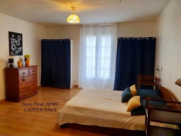 BARJAC – Une propriété de 210 m2 dont un appartement de 70 m2 avec panorama sur les Cévennes, à quelques pas du cœur du village