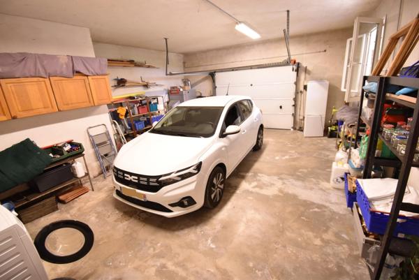 BARJAC – Une propriété de 210 m2 dont un appartement de 70 m2 avec panorama sur les Cévennes, à quelques pas du cœur du village
