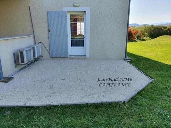 BARJAC – Une propriété de 210 m2 dont un appartement de 70 m2 avec panorama sur les Cévennes, à quelques pas du cœur du village